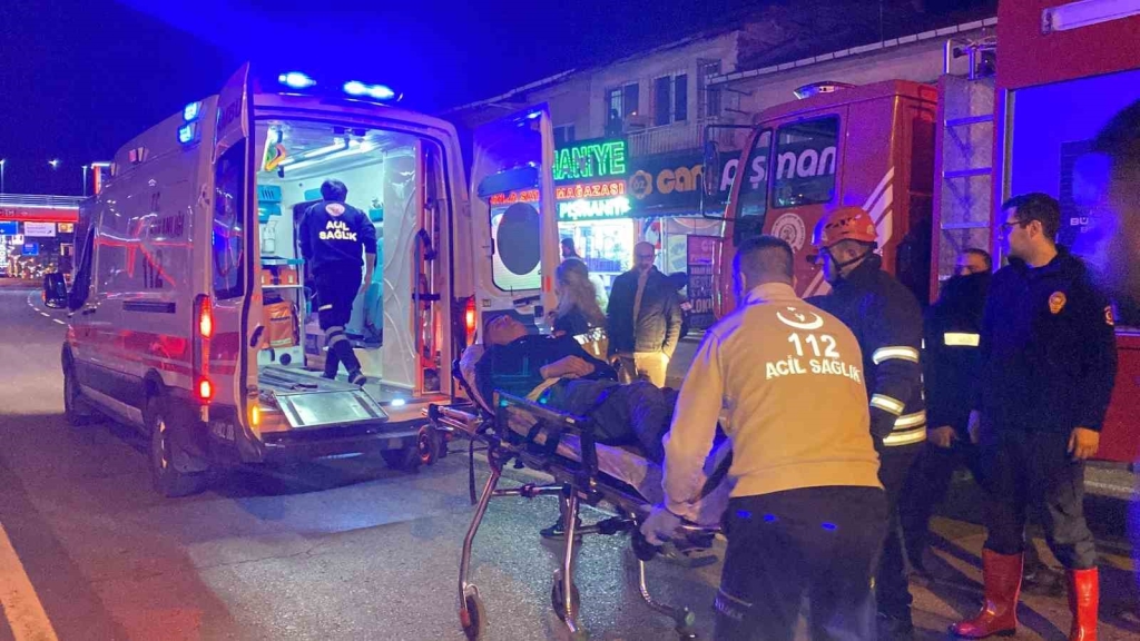 D-100 ’de tır ile otomobil çarpıştı : 2 yaralı