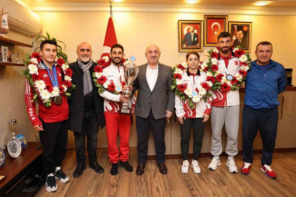 Darıca ’nın dünya şampiyonlarına coşkulu karşılama