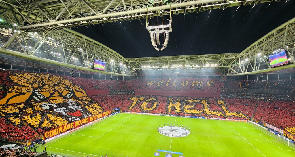 Galatasaray taraftarından  ’Welcome to hell ’ koreografisi