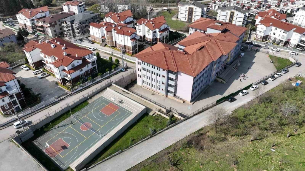 Gölcük ’te yenilenmeyen okul kalmıyor