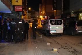 Husumetlisinden kaçarken canından oluyordu: Çatıdan çatıya atlarken 3. kattan düştü