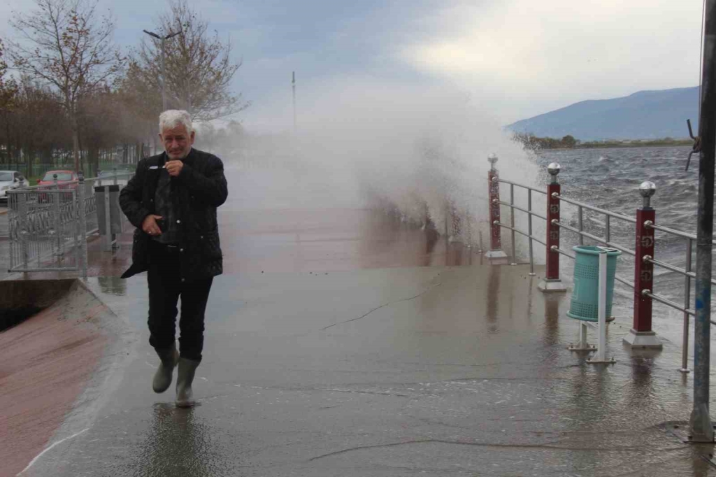 Kocaeli ’de fırtına: 7 balıkçı teknesi battı