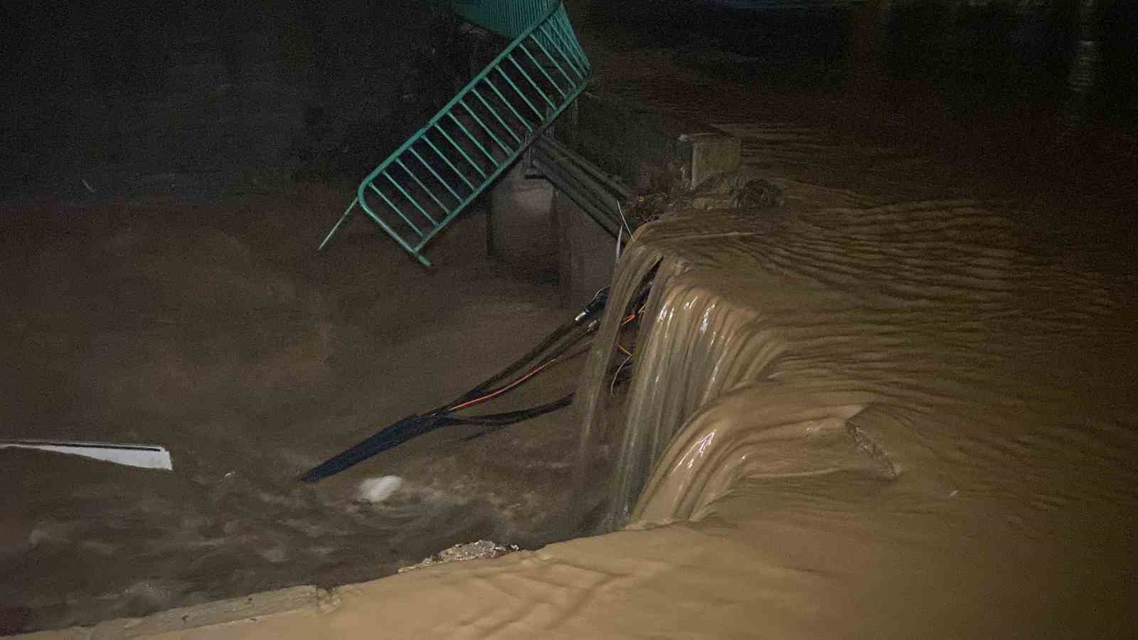 Kocaeli ’de sağanak: Dere taşınca sokakları ve iş yerlerini su bastı