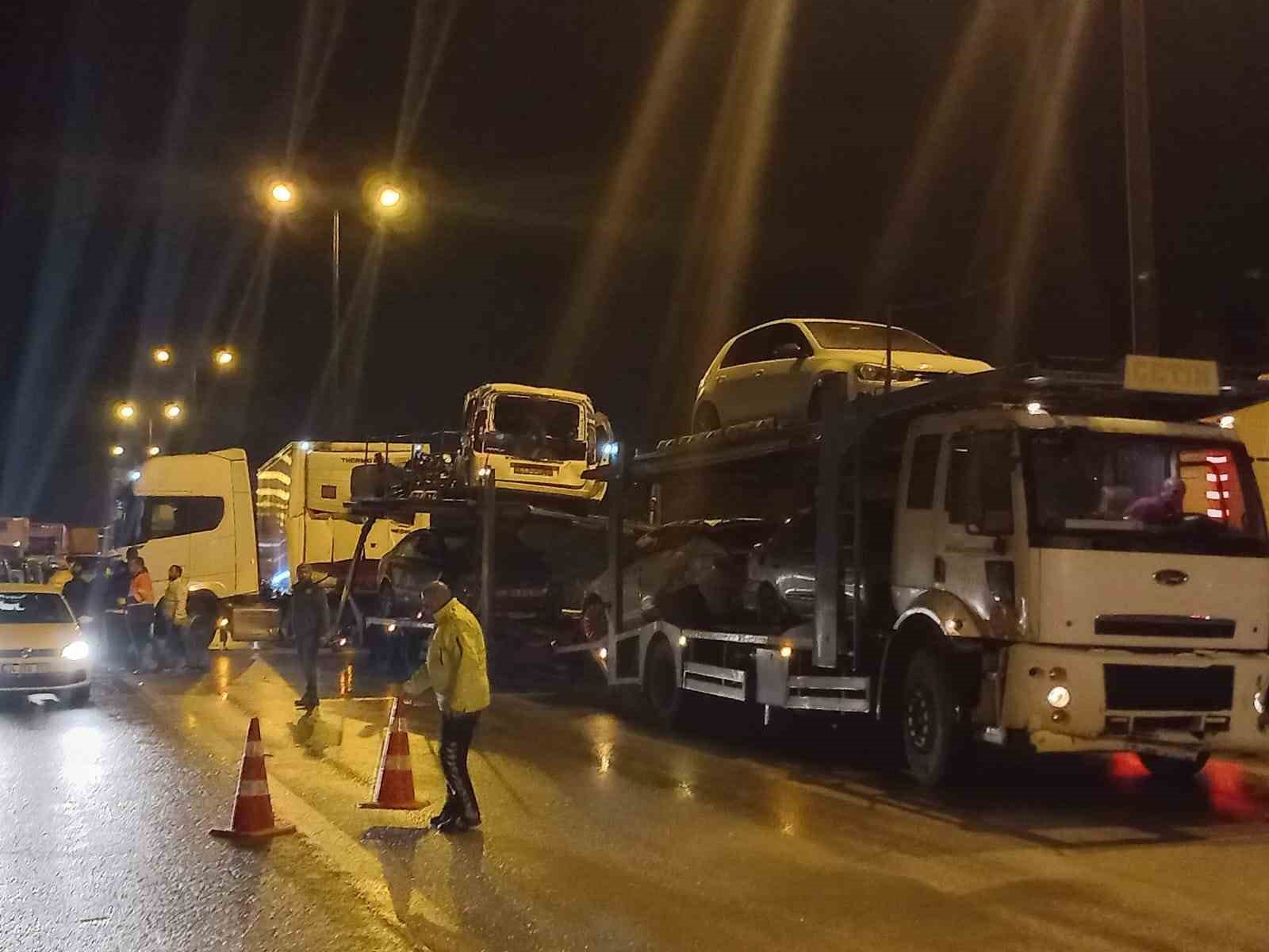 Kocaeli TEM ’de çok sayıda araç kazaya karıştı: İstanbul istikameti trafiğe kapandı