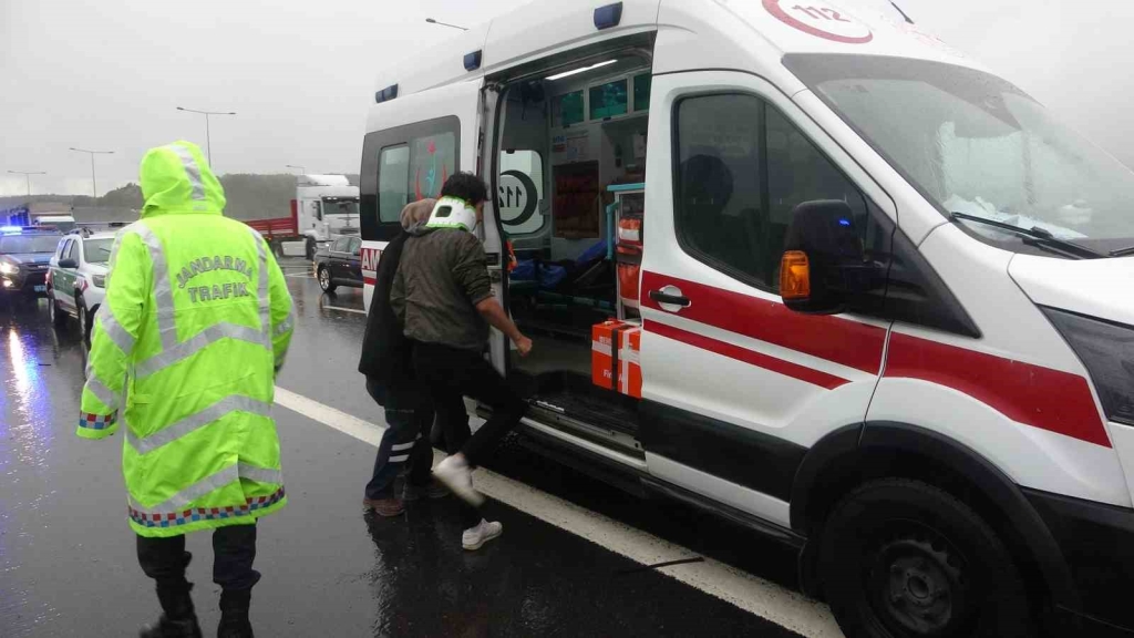 Kuzey Marmara Otoyolu ’nda işçi servisi ile ticari taksi çarpıştı: 13 yaralı