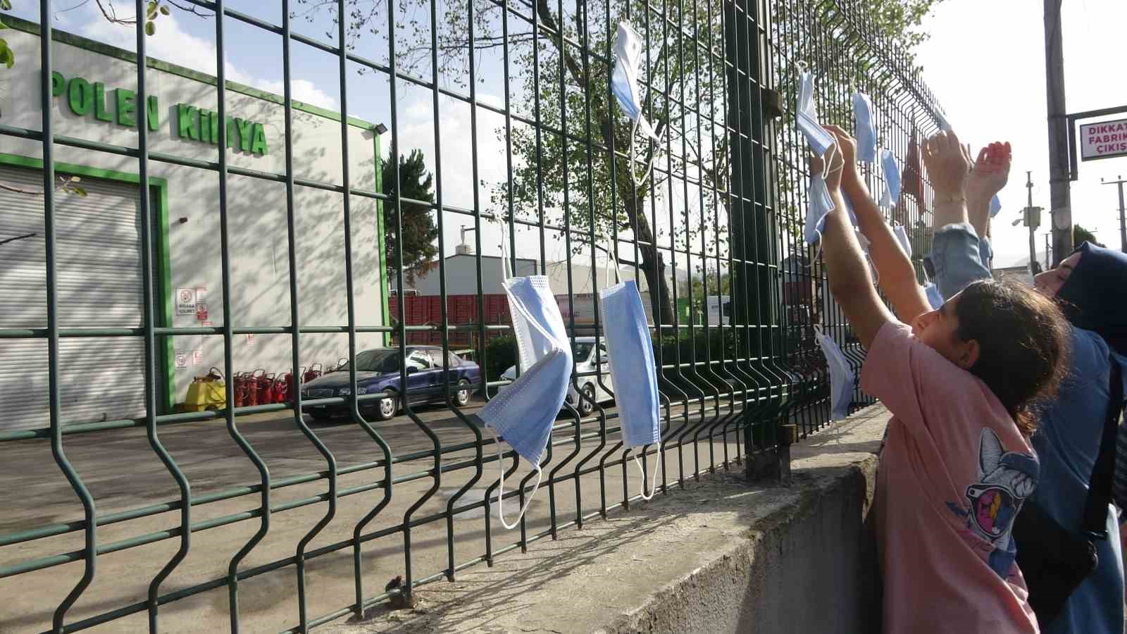 Mahalleli "Zehir soluyoruz" diyerek fabrikalar için ayağa kalktı