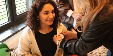 Öğrencilere Atatürk rozeti taktılar