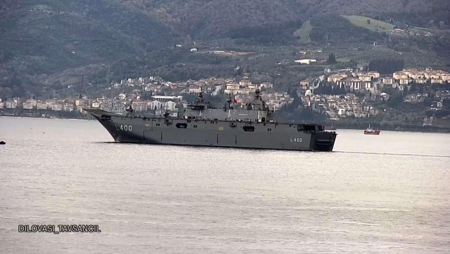 TCG Anadolu tüm heybetiyle İzmit Körfezi ’nde