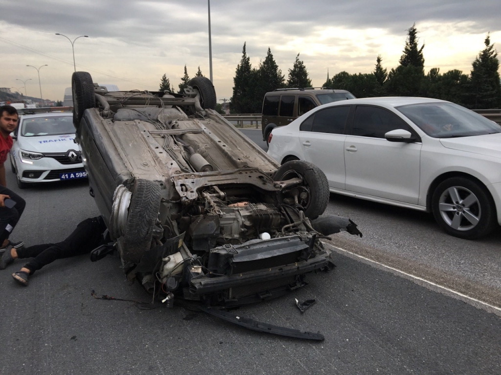 TEM ’de kontrolden çıkan otomobil takla attı: 3 yaralı