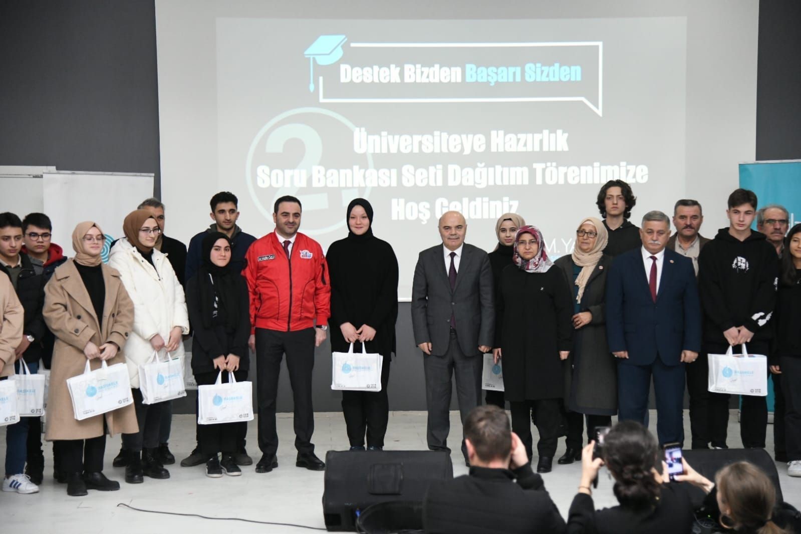 Üniversiteli gençlere 3 bin TL eğitim desteği