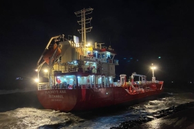 Zeytinburnu açıklarında fırtınayla sürüklenen gemi karaya oturdu: 11 kişilik mürettebat varagele yöntemiyle kurtarıldı