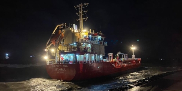 Zeytinburnu açıklarında fırtınayla sürüklenen gemi karaya oturdu: 11 kişilik mürettebat varagele yöntemiyle kurtarıldı