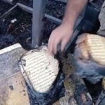 3-konteyner-kule-donerken-kur-an-i-kerim-in-sayfalari-yanmadi
