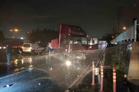 Bariyerleri aşan tır karşı şeritte durabildi