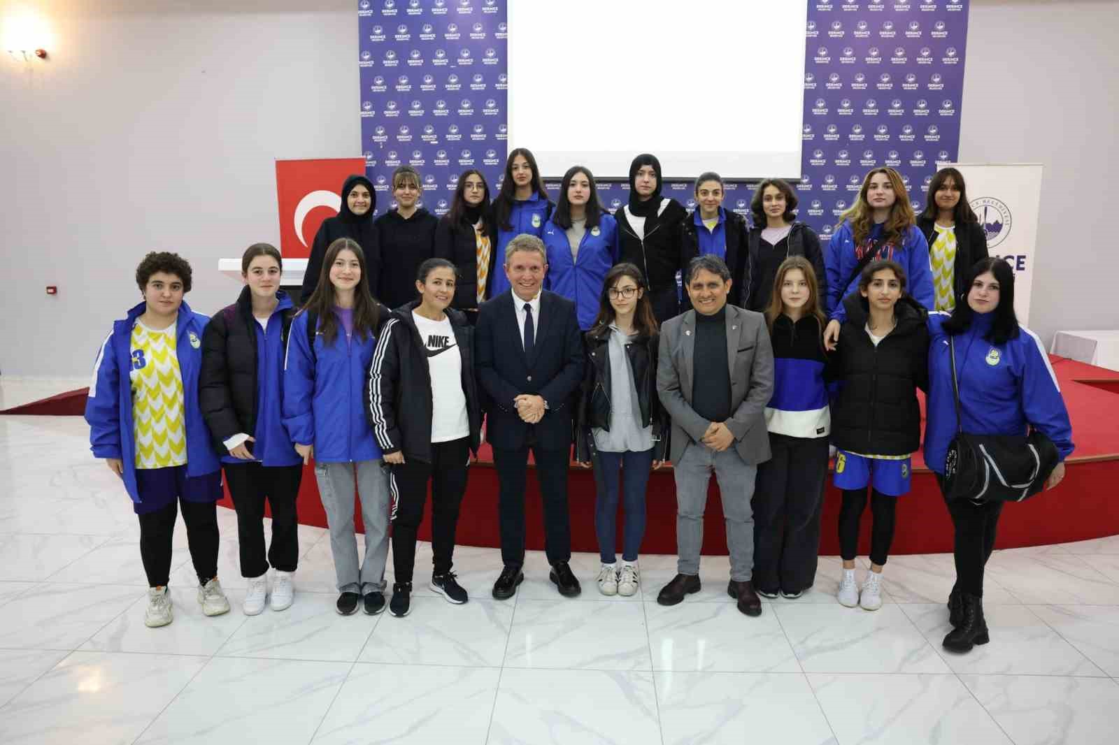 Erdoğan Arıkan, Derince ’de gençlerle buluştu