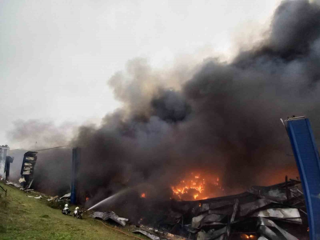 Kocaeli ’de lojistik deposunda çıkan yangına 47 araç 130 personelle müdahale sürüyor