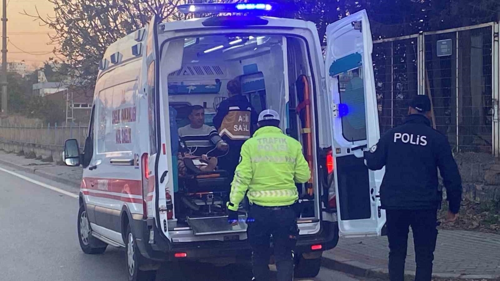 Kocaeli ’de minibüs yol ayrımındaki bariyere çarptı : 15 yaralı