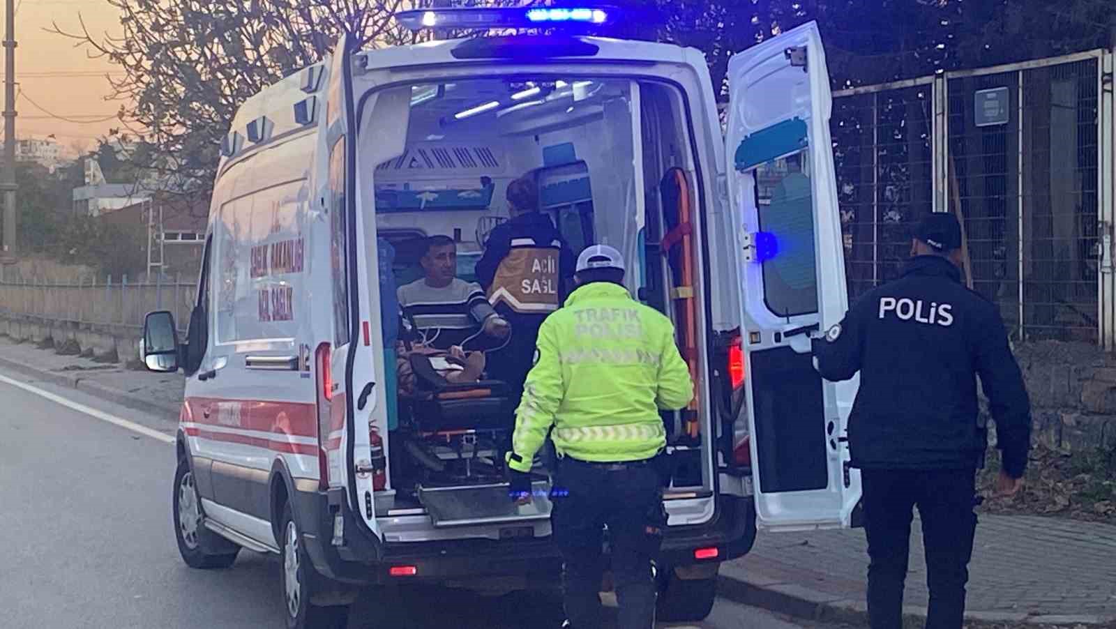 Kocaeli ’de minibüs yol ayrımındaki bariyere çarptı : 15 yaralı