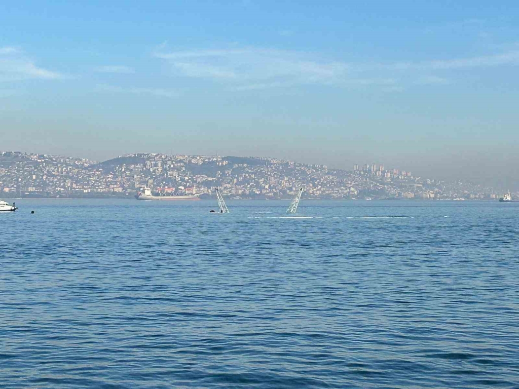 Kocaeli ’de tersanede korku dolu anlar: Yüzer havuz battı