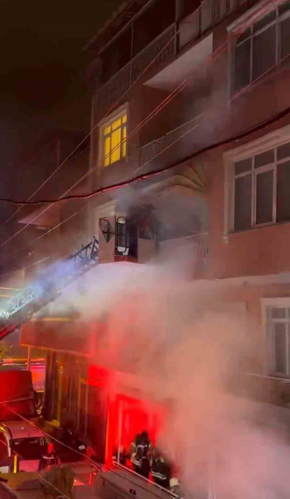 Kocaeli ’de yangın paniği: Mahsur kalan kadını itfaiye kurtardı