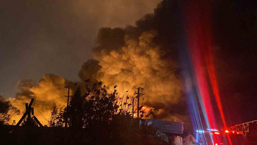 Kocaeli ’nin Gebze ilçesinde bir palet fabrikasında yangın çıktı. Olay yerine çok sayıda itfaiye ekibi sevk edilirken yangına müdahale sürüyor.