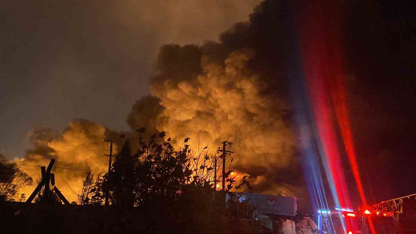 Kocaeli ’nin Gebze ilçesinde bir palet fabrikasında yangın çıktı. Olay yerine çok sayıda itfaiye ekibi sevk edilirken yangına müdahale sürüyor.