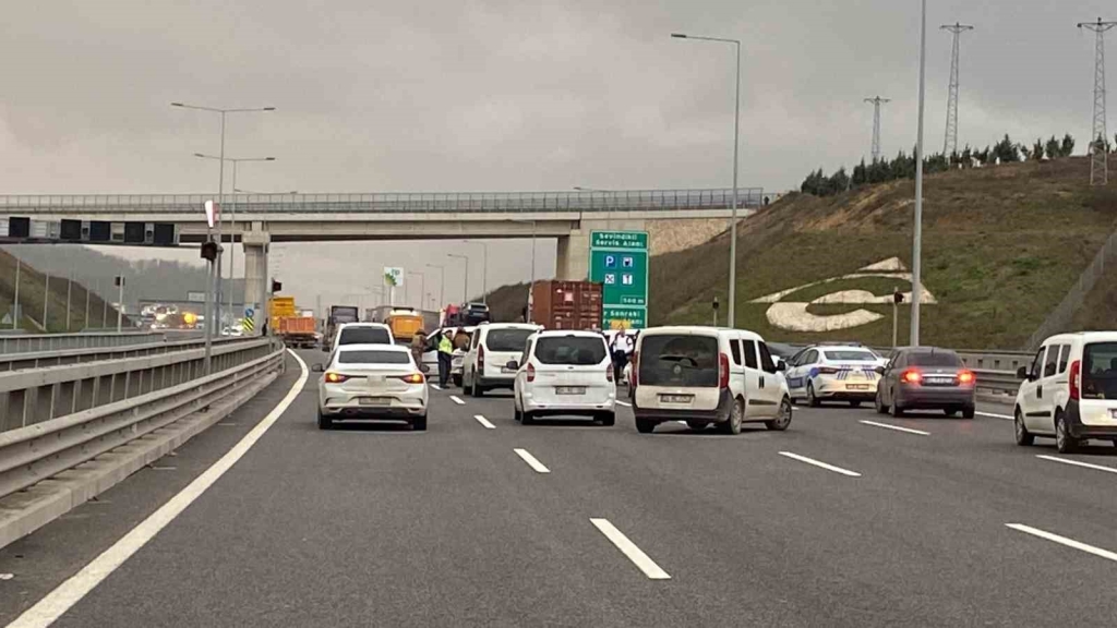 Kuzey Marmara Otoyolu ’nda bir kişi tır şoförünü rehin aldı, ikna çabaları sürüyor