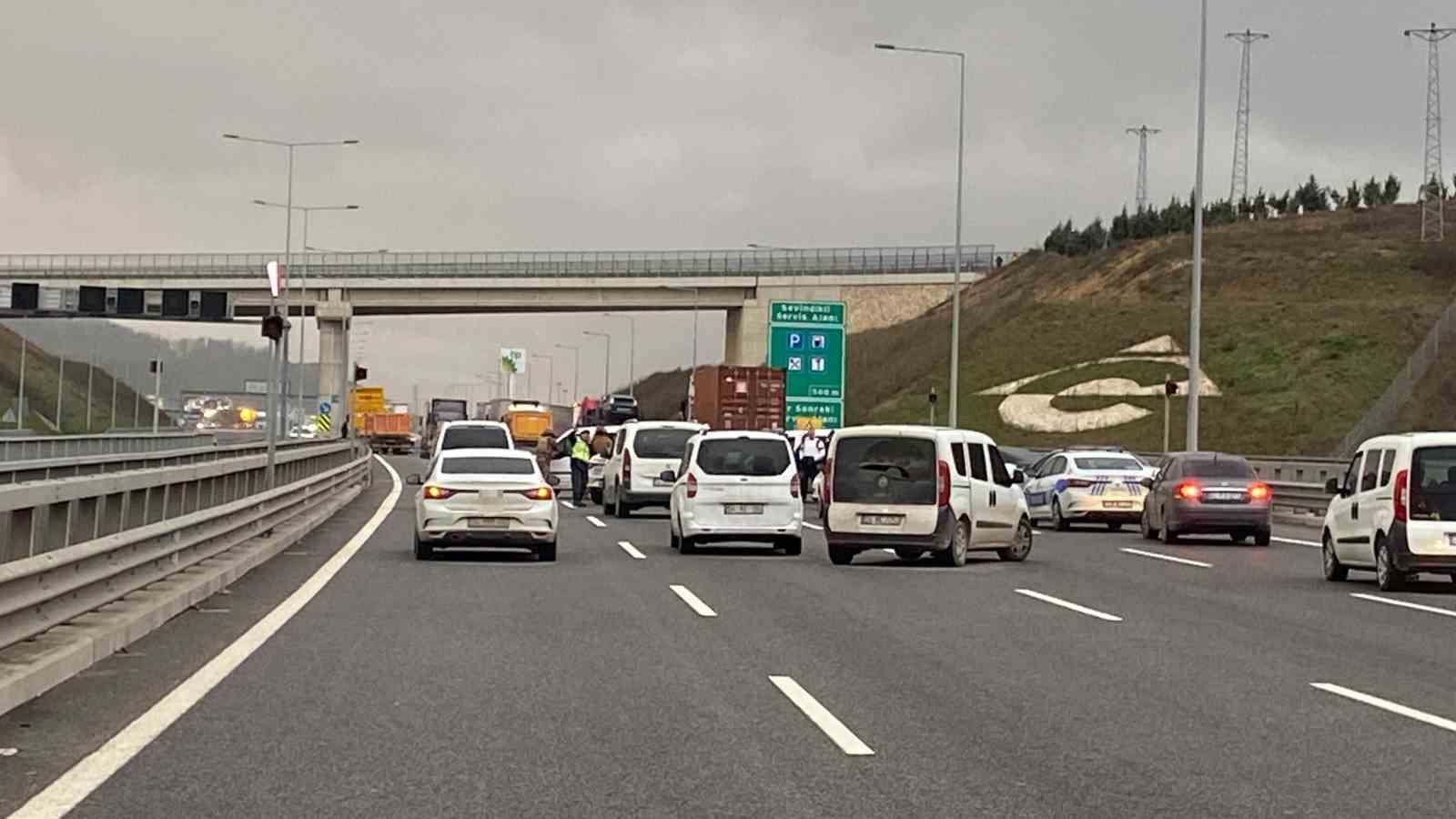 Kuzey Marmara Otoyolu ’nda bir kişi tır şoförünü rehin aldı, ikna çabaları sürüyor