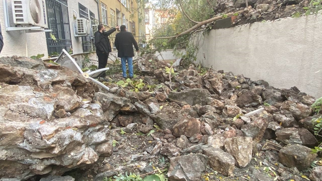 Milli Eğitim Müdürlüğü ’nün bahçesine istinat duvarı çöktü