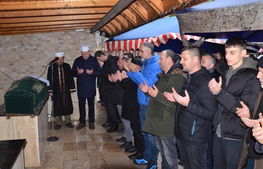 Nijerya ’da yakalandığı sıtma hastalığı sebebiyle hayatını kaybeden Kocaelispor Asbaşkanı toprağa verildi