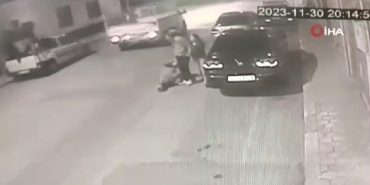 Yolda yürüyen kadına kamyonetin kapağı çarptı