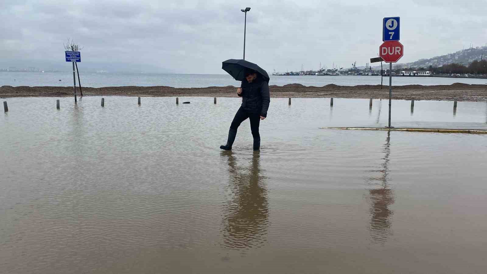 İzmit Körfez ’inde kuvvetli rüzgar: Otoparkı su bastı