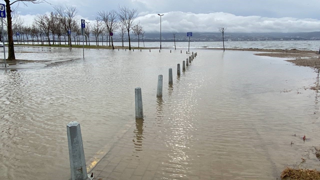 Kocaeli ’de deniz taştı, sahil bandı suyla doldu