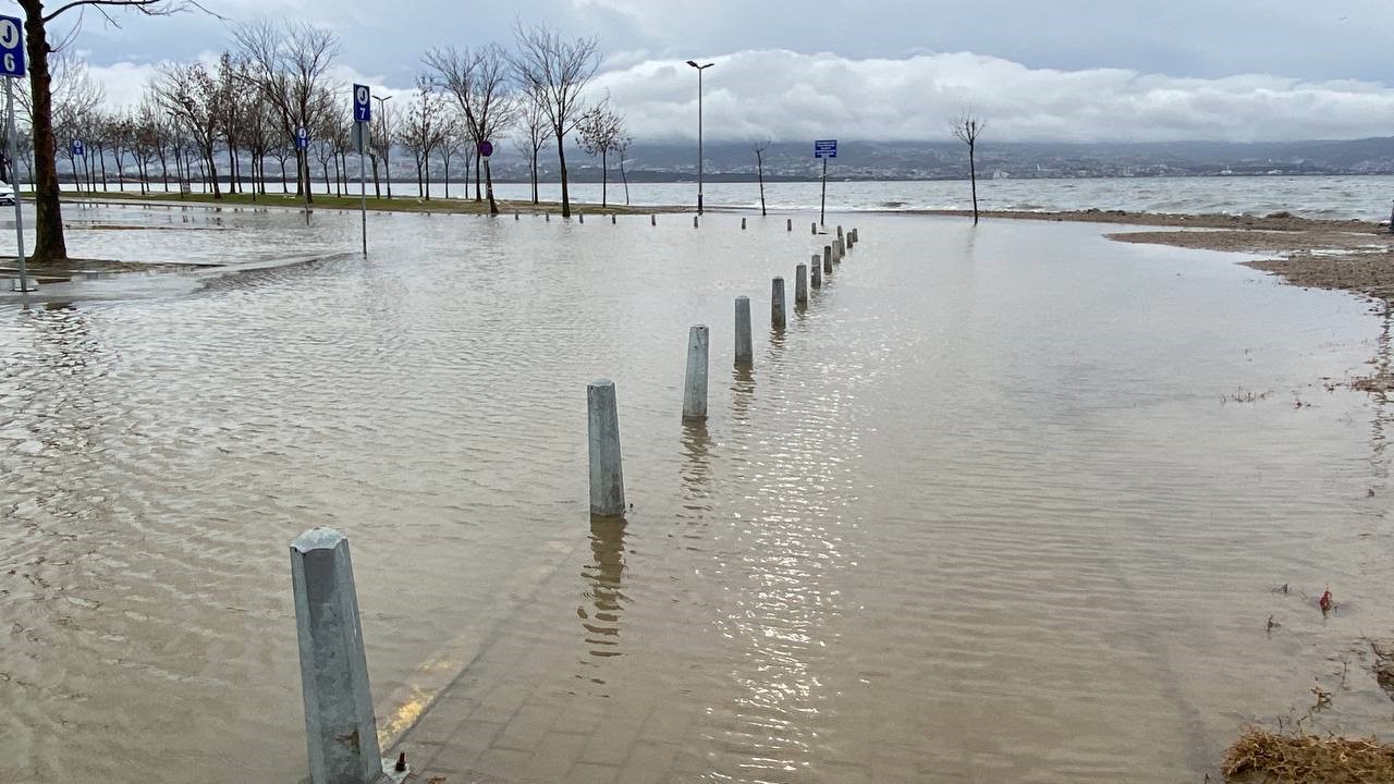 Kocaeli ’de deniz taştı, sahil bandı suyla doldu