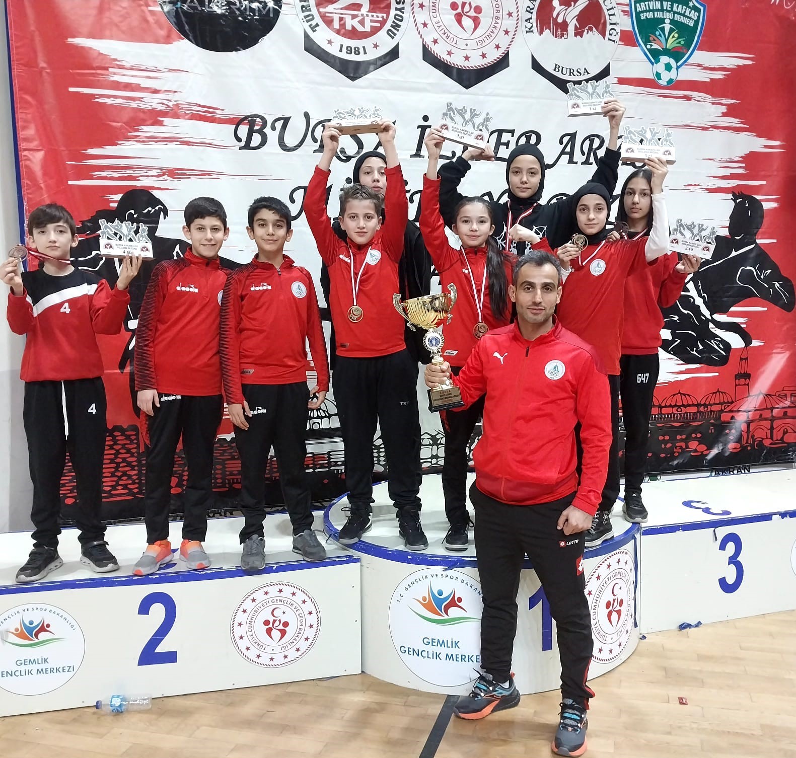 Körfezli karateciler Bursa ’dan madalyalarla döndü