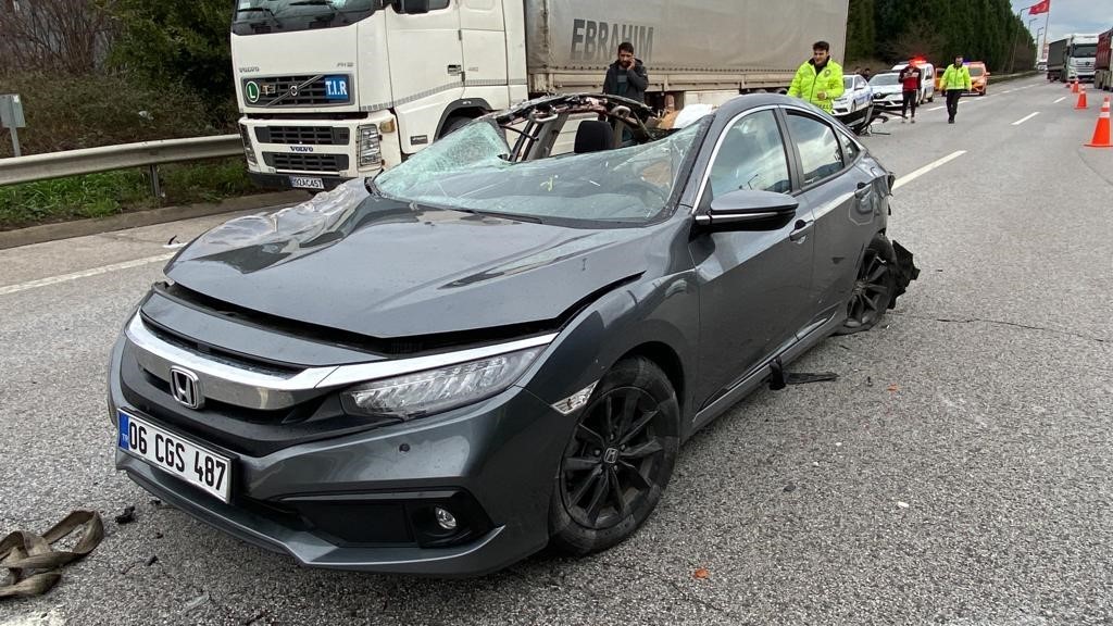 TEM ’de tıra çarpan otomobilin tavanı koptu: 3 yaralı
