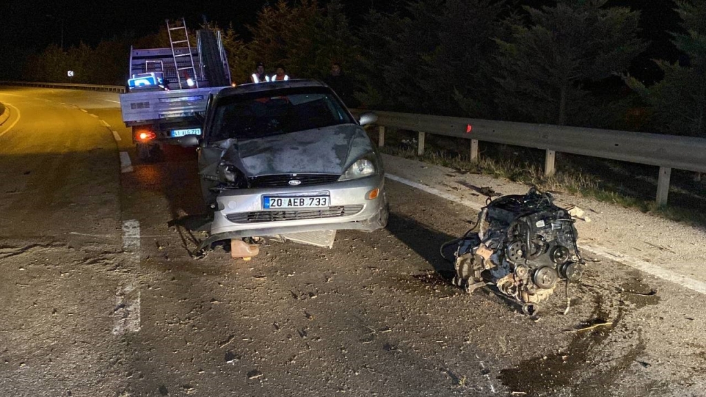 Ağaca çarpan otomobilin motoru yerinden fırladı: 1 ’i ağır 5 yaralı
