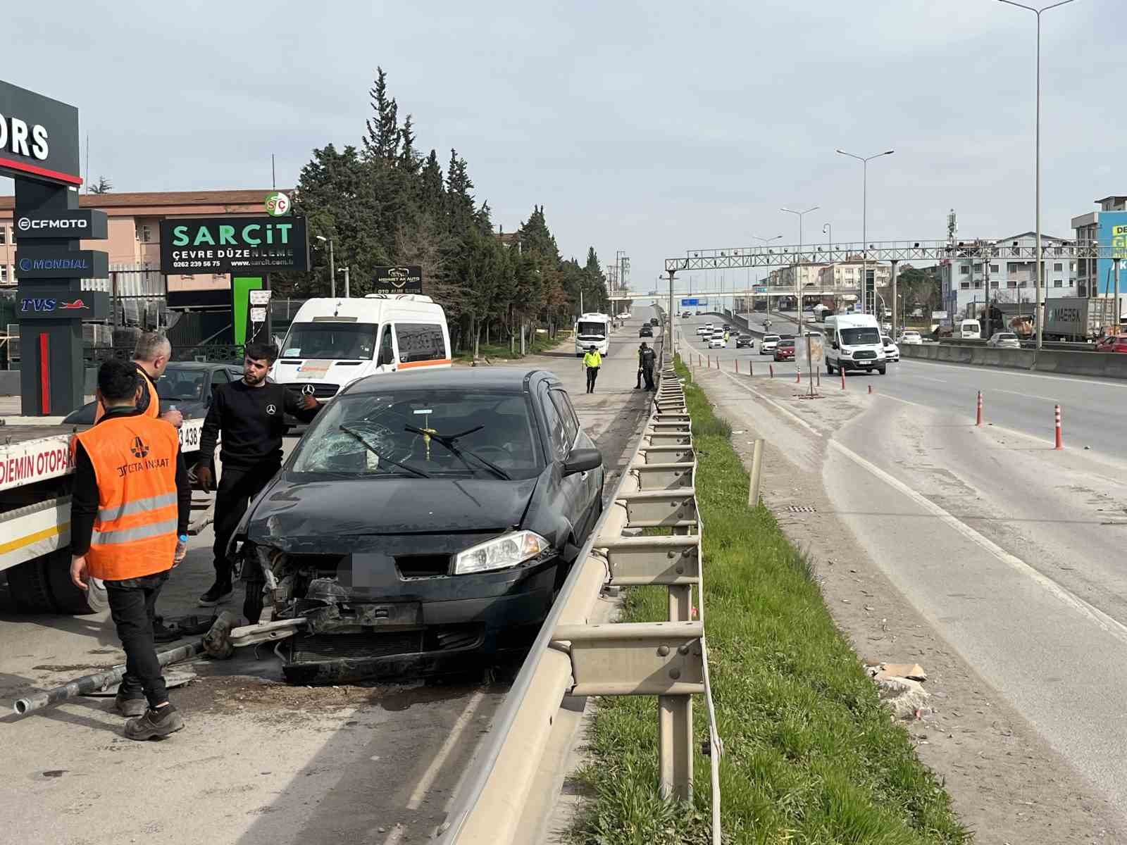 Bariyeri aşan otomobil D-100 ’den caddeye uçtu : 2 yaralı