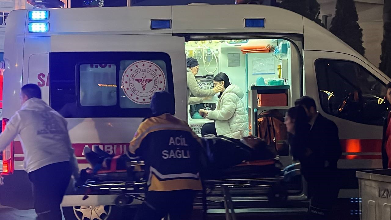 Kocaeli ’de bir araç trafik ışıklarında bekleyen otobüse ve otomobile çarptı: 7 yaralı