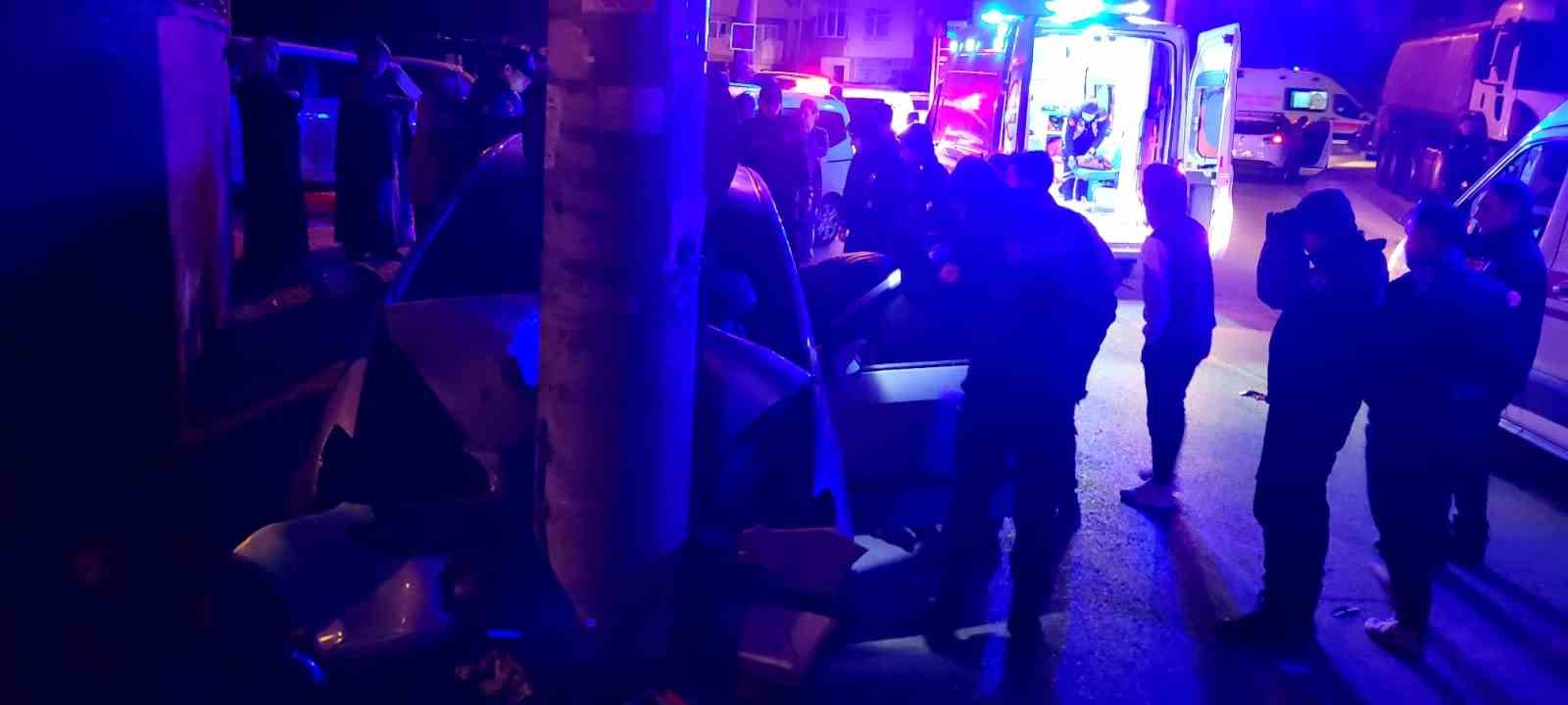 Otomobil beton elektrik direğine çarptı : 1 ’i ağır 3 yaralı