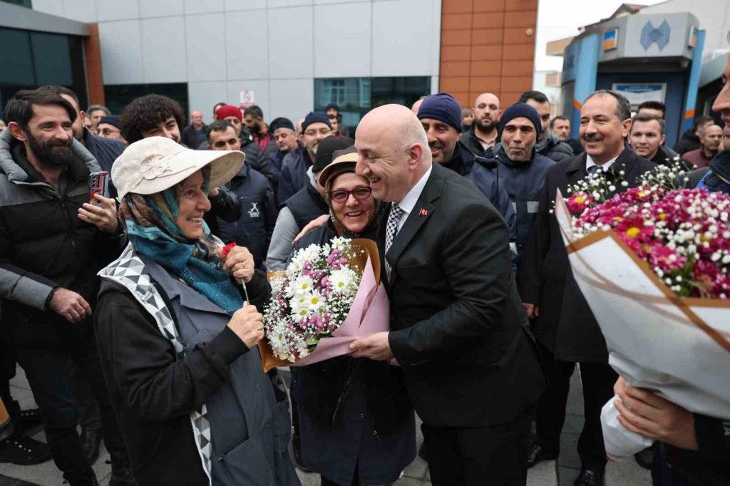 Personeller Başkan Bıyık ’ı çiçeklerle karşıladı
