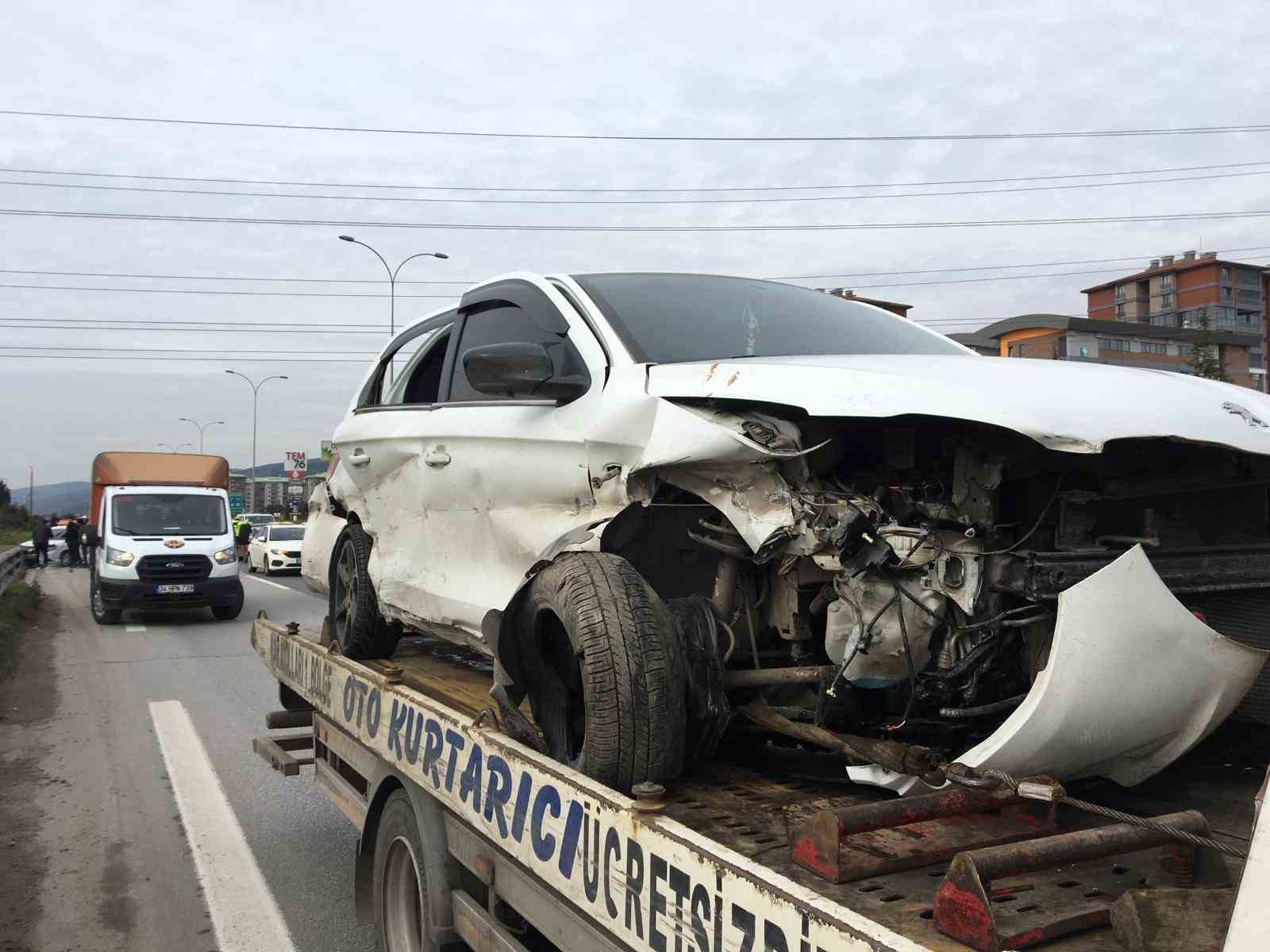TEM ’de iki otomobil çarpıştı: 1 ’i çocuk 3 yaralı