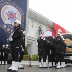 trafik-polisine-son-veda-babasini-beresiyle-ugurladi