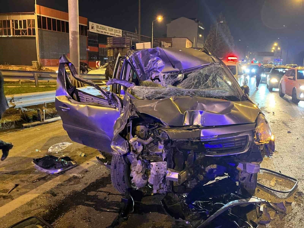 Zincirleme kazaya karışan araç kağıt gibi ezildi: 1 ’i ağır 3 yaralı