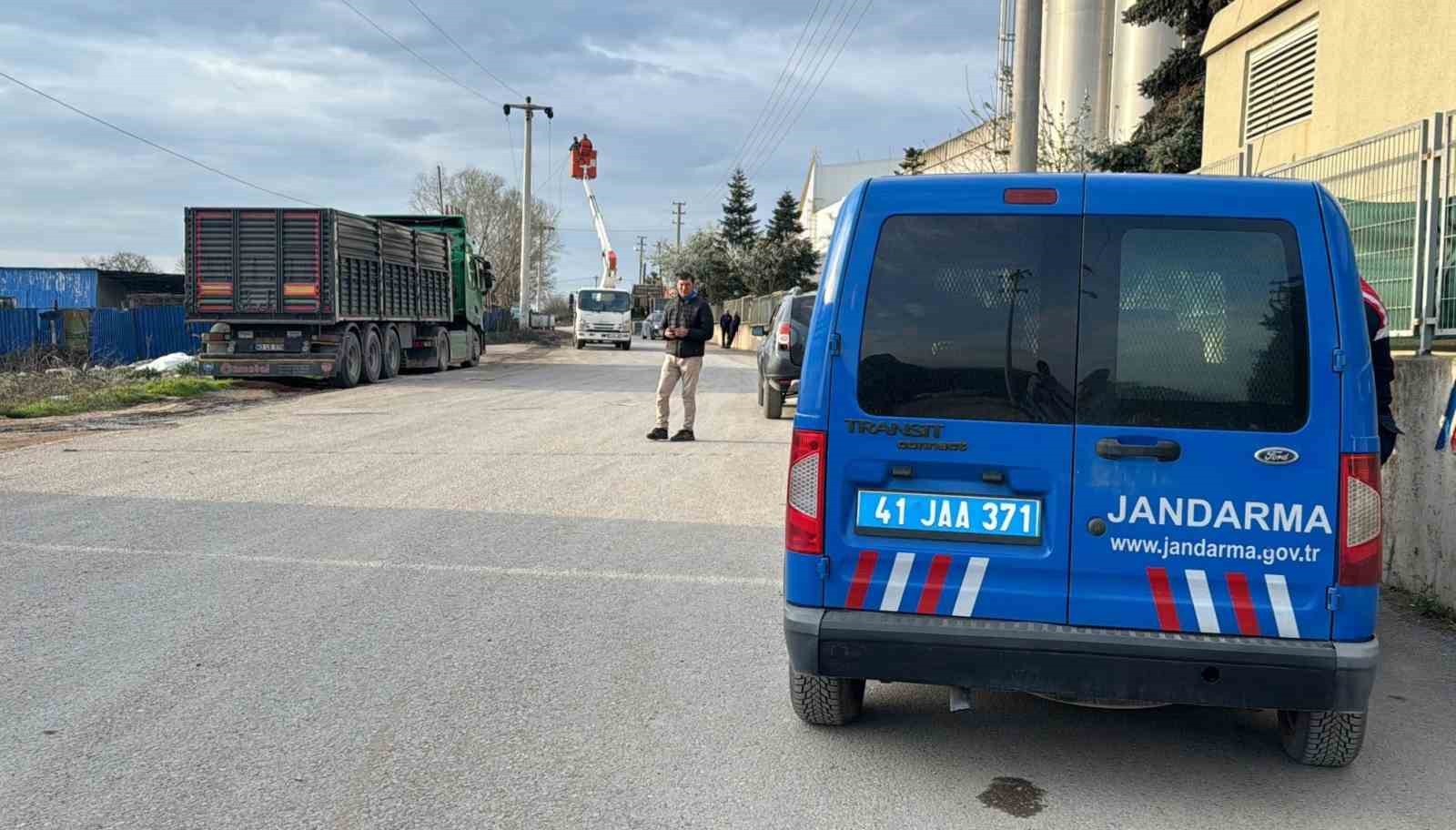 Akıl almaz olay: Damper yüksek gerilim hattına değdi, sürücü elektrik akımına kapıldı