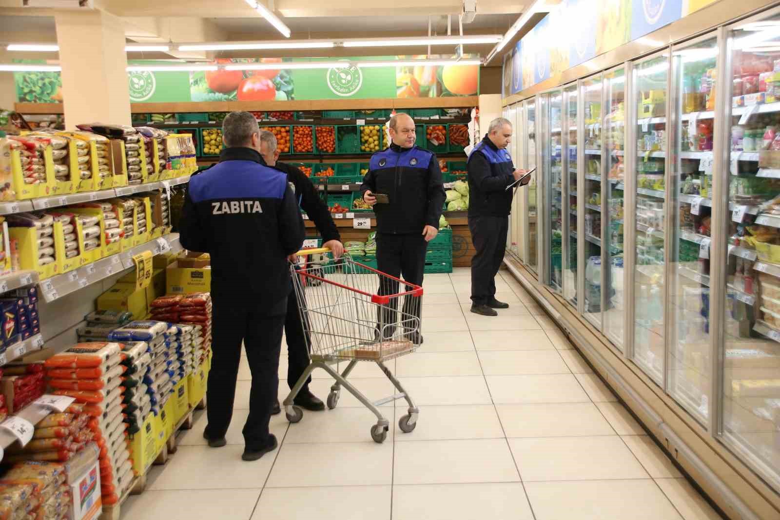 Derince ’de marketler denetleniyor