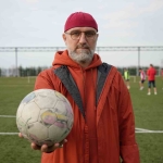 futbolcu-maaslari-icin-karisinin-ve-kiz-kardesinin-bileziklerini-satti