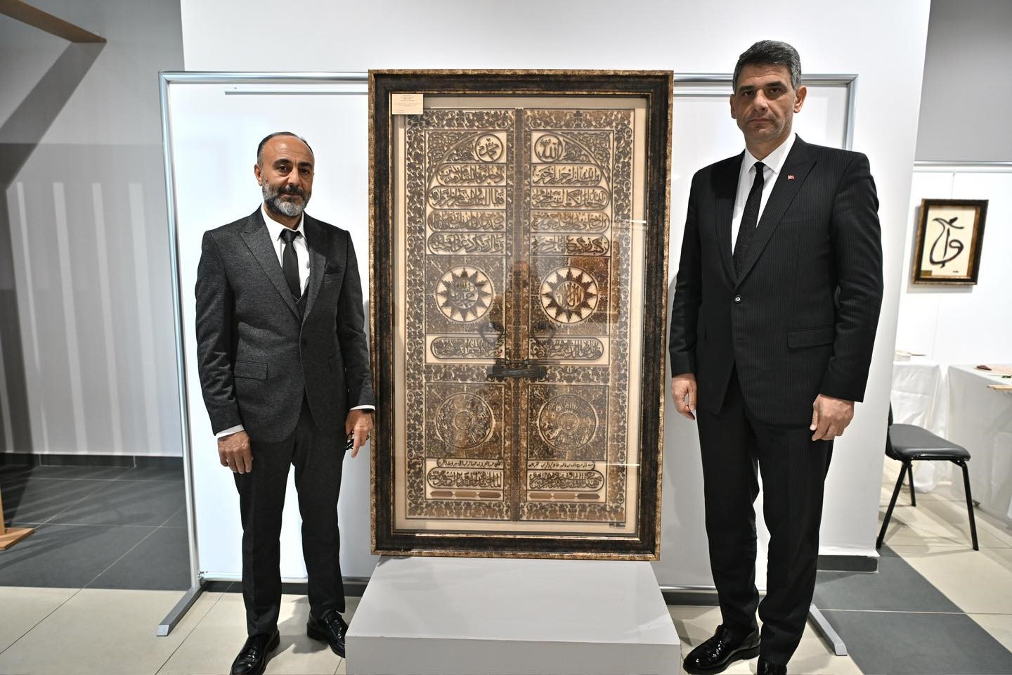 Kabe ’nin altın kapısını tabloya nakşetti