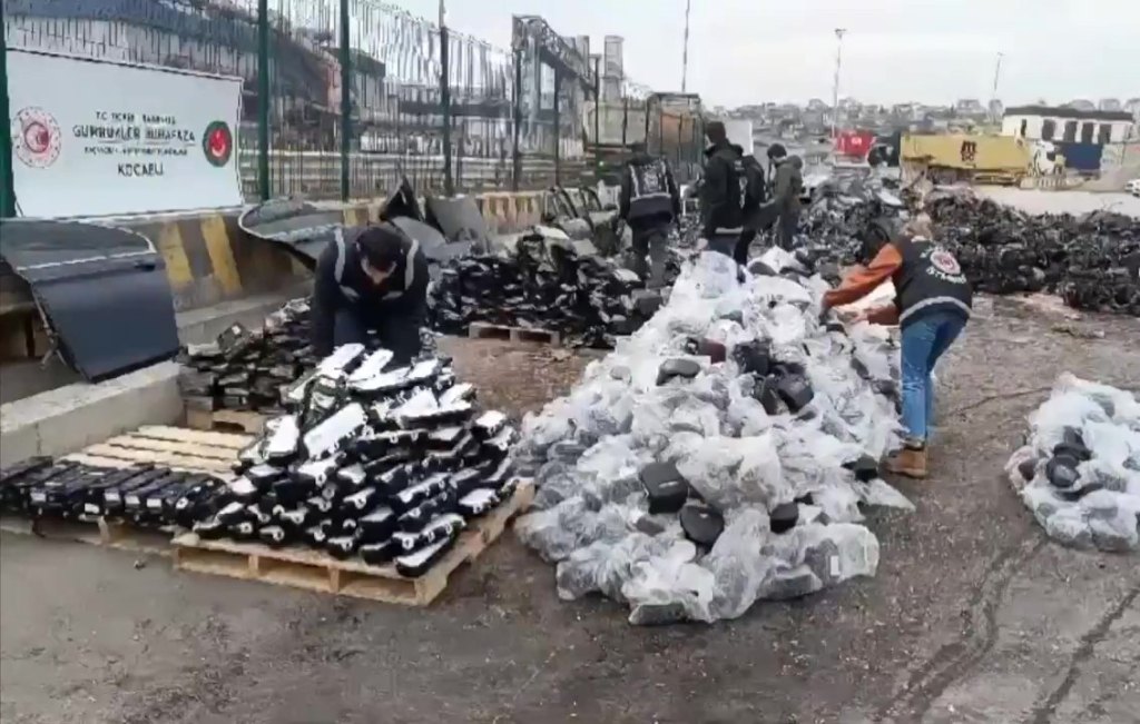 Kocaeli ’de 90 milyon TL değerinde kaçak oto parçası ele geçirildi
