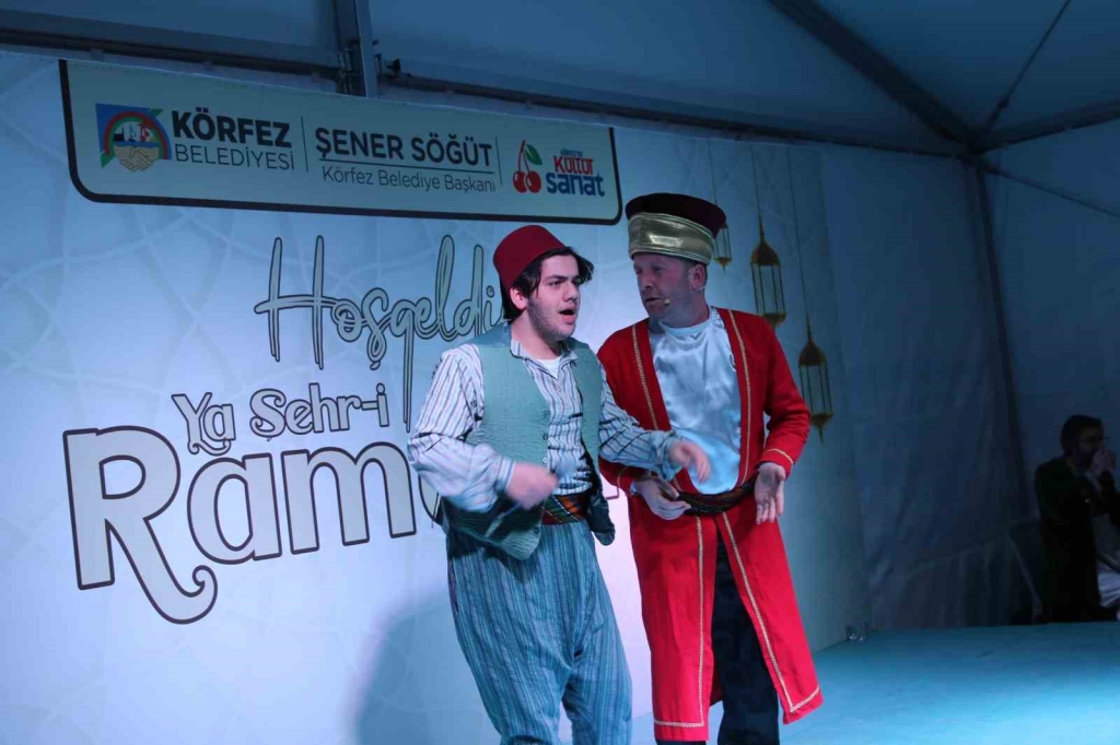 Körfez ’de çocuklar Kavuklu ve Pişekar ile eğlendi